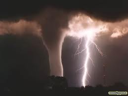0496082702-the-storm-rises.jpg