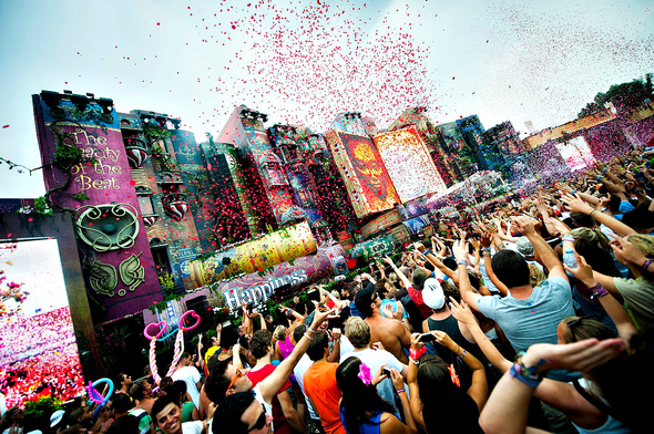 1124348360-tomorrowland-20.jpg