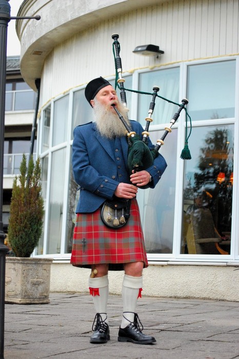 1110825982-bagpipes.jpg.jpg
