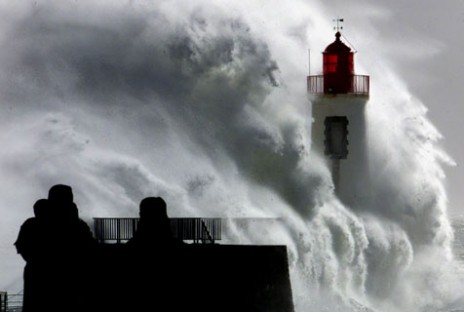 lighthouse_waves_z.jpg