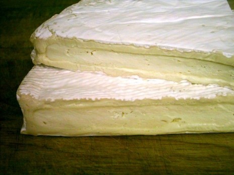 799px_Brie_de_Meaux_close.jpg
