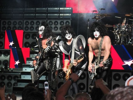 800px_KISS_in_concert_Bost.jpg